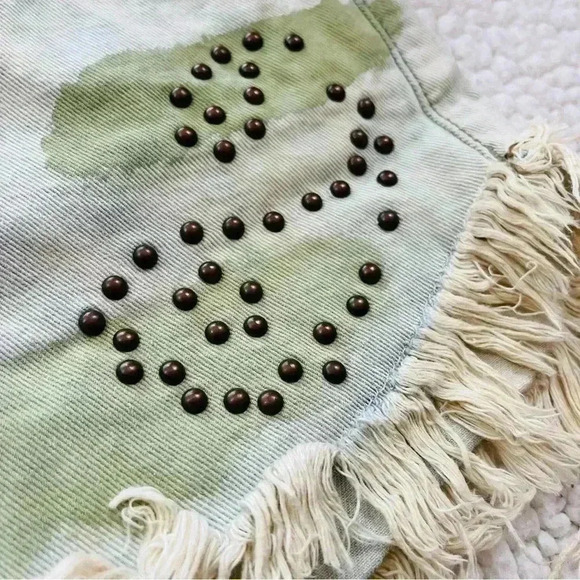 Free People Green Camouflage Embrllish Cheeky Distress Fray Jean Shorts Size 25 - Picture 6 of 13
